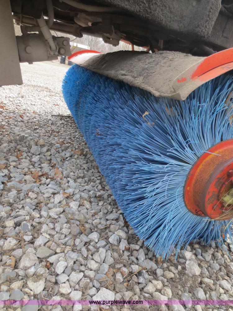 image for item F8136 1990 Broce Broom