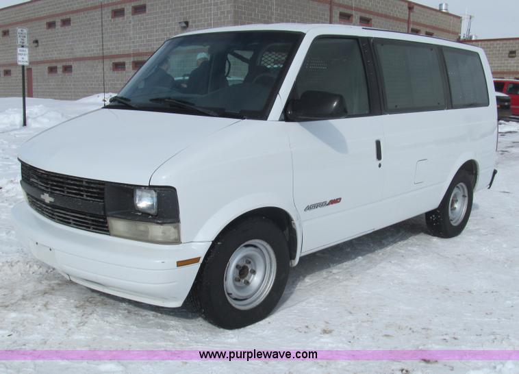 image for item G9532 2000 Chevrolet Astro van