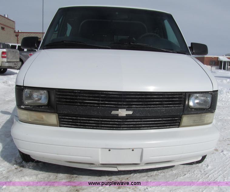 image for item G9532 2000 Chevrolet Astro van