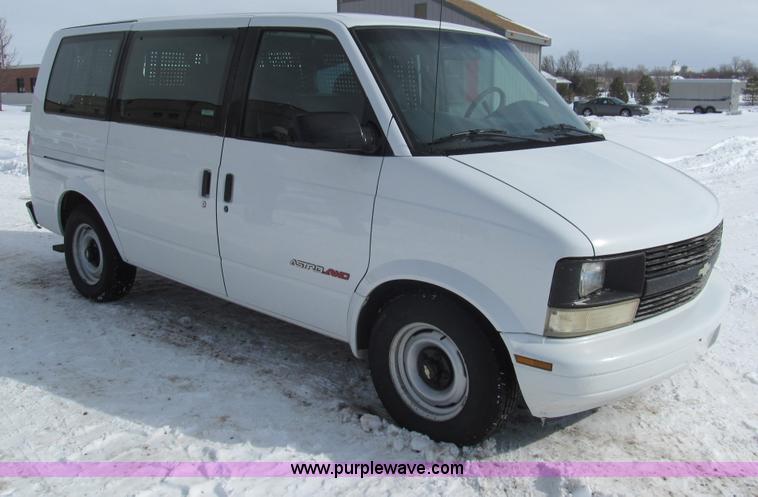 image for item G9532 2000 Chevrolet Astro van