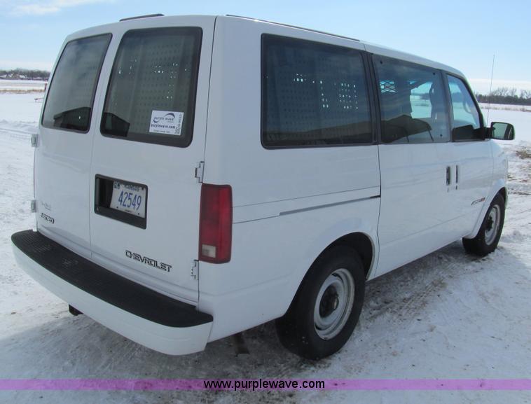image for item G9532 2000 Chevrolet Astro van