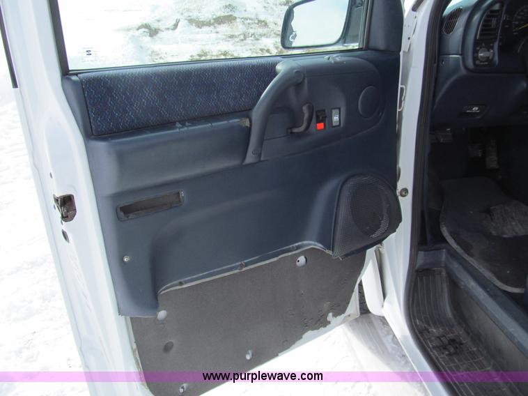 image for item G9532 2000 Chevrolet Astro van