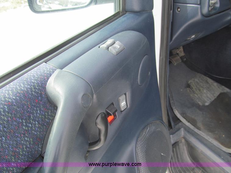 image for item G9532 2000 Chevrolet Astro van