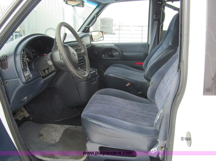 image for item G9532 2000 Chevrolet Astro van