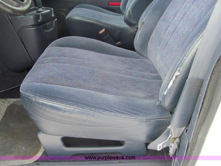 image for item G9532 2000 Chevrolet Astro van