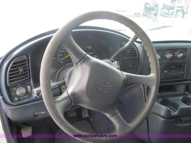 image for item G9532 2000 Chevrolet Astro van