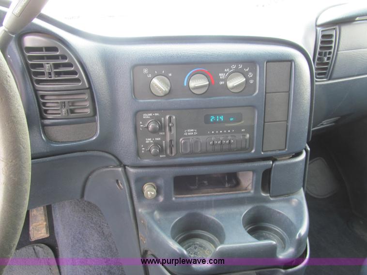 image for item G9532 2000 Chevrolet Astro van