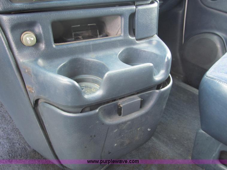 image for item G9532 2000 Chevrolet Astro van