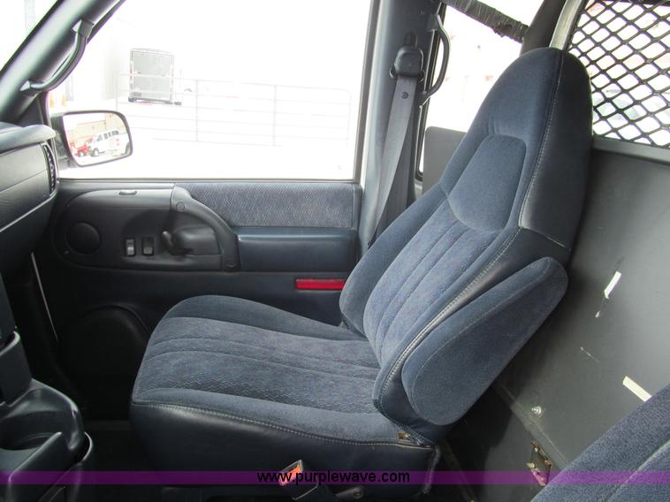 image for item G9532 2000 Chevrolet Astro van