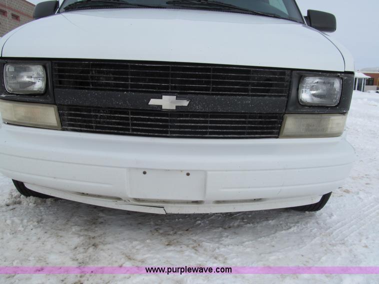image for item G9532 2000 Chevrolet Astro van