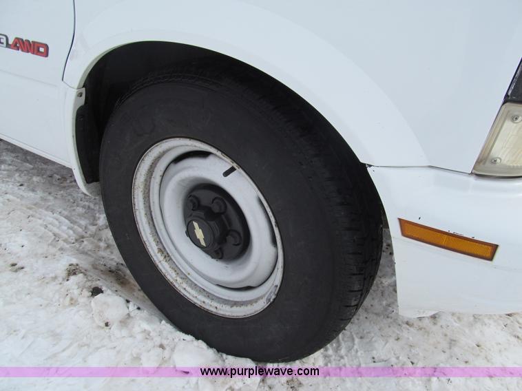 image for item G9532 2000 Chevrolet Astro van