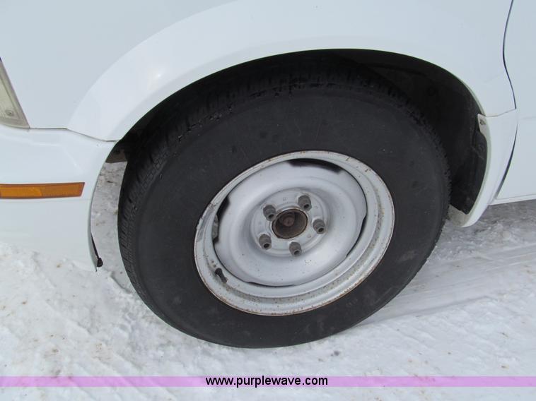 image for item G9532 2000 Chevrolet Astro van