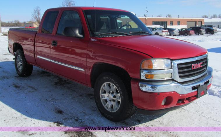 image for item G9534 2005 GMC Sierra 1500 Ext. Cab Z71 pickup truck
