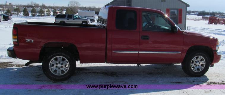 image for item G9534 2005 GMC Sierra 1500 Ext. Cab Z71 pickup truck