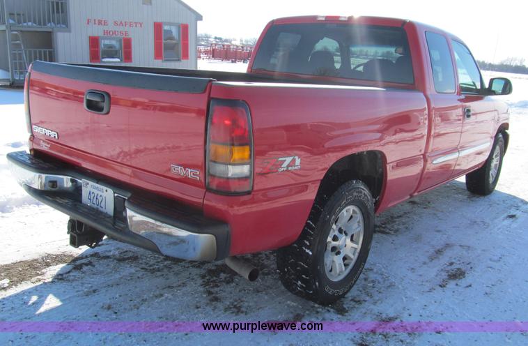image for item G9534 2005 GMC Sierra 1500 Ext. Cab Z71 pickup truck