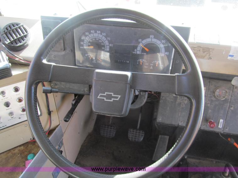 image for item G9592 1994 Chevrolet B7 school bus