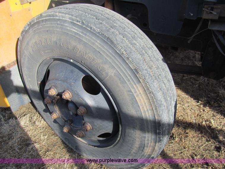 image for item G9592 1994 Chevrolet B7 school bus