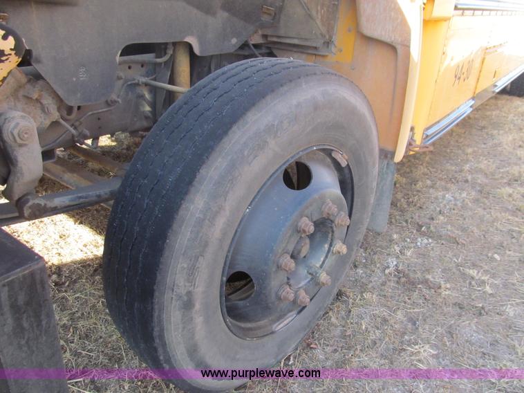 image for item G9592 1994 Chevrolet B7 school bus