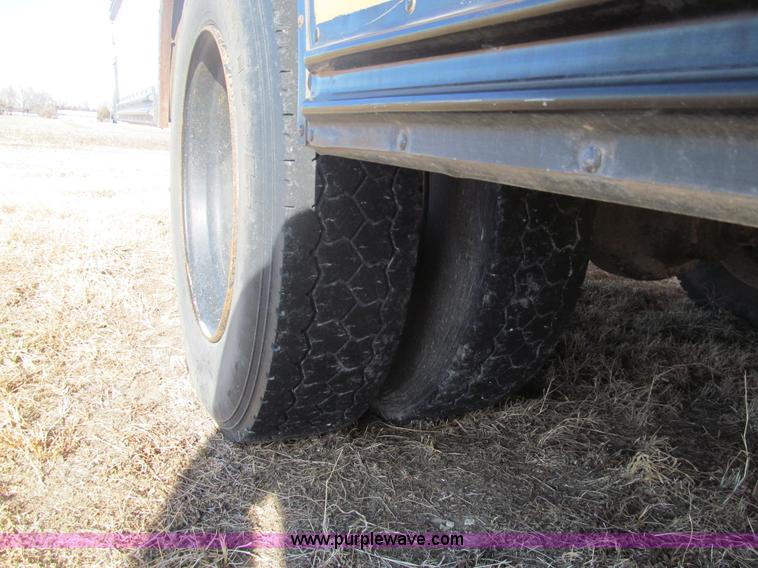 image for item G9592 1994 Chevrolet B7 school bus