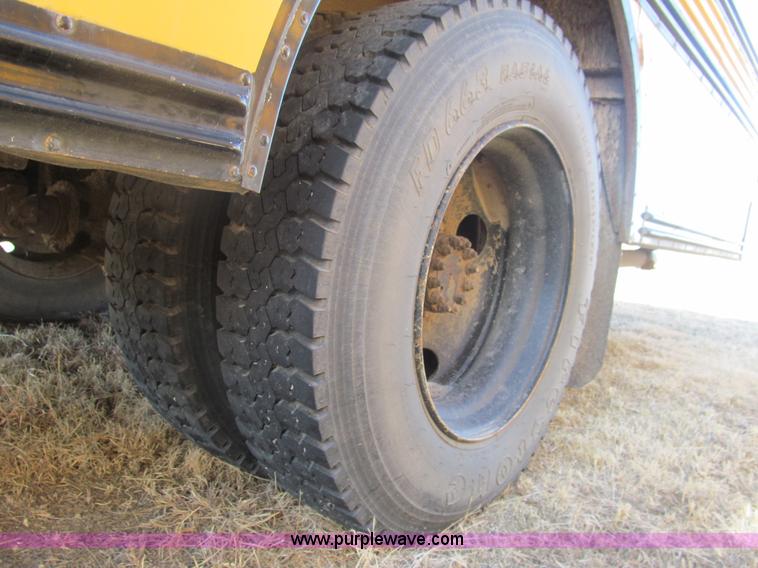 image for item G9592 1994 Chevrolet B7 school bus