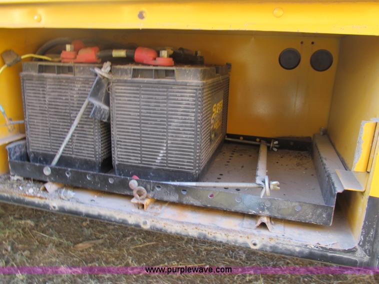 image for item G9592 1994 Chevrolet B7 school bus