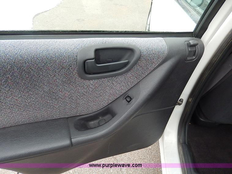 image for item I9429 2000 Dodge Stratus SE