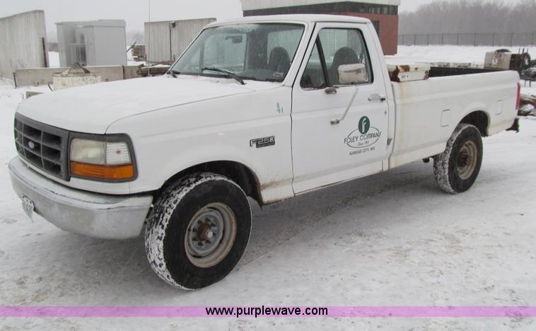 image for item E4662 1997 Ford F250 Super Duty pickup truck
