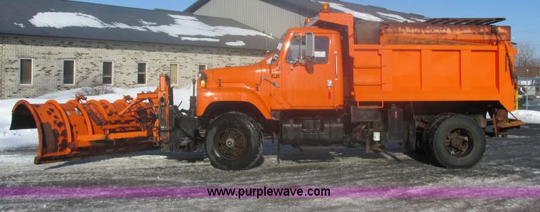 image for item E5277 1999 International 2554 dump truck