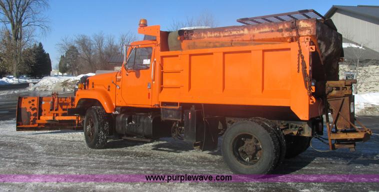 image for item E5277 1999 International 2554 dump truck