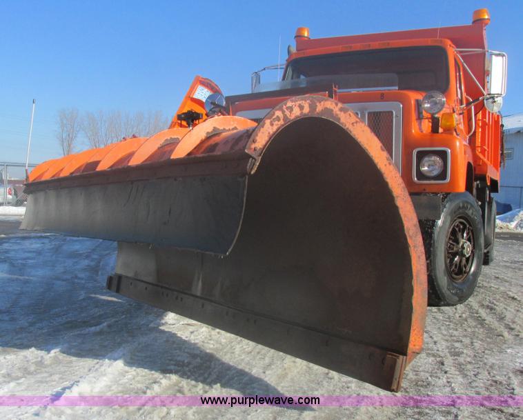 image for item E5277 1999 International 2554 dump truck