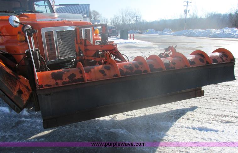 image for item E5277 1999 International 2554 dump truck