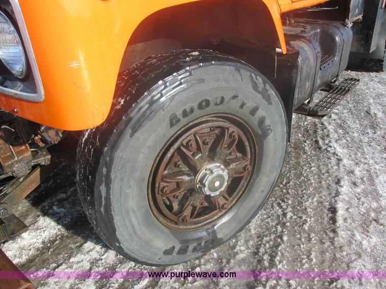 image for item E5277 1999 International 2554 dump truck