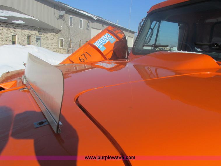 image for item E5277 1999 International 2554 dump truck