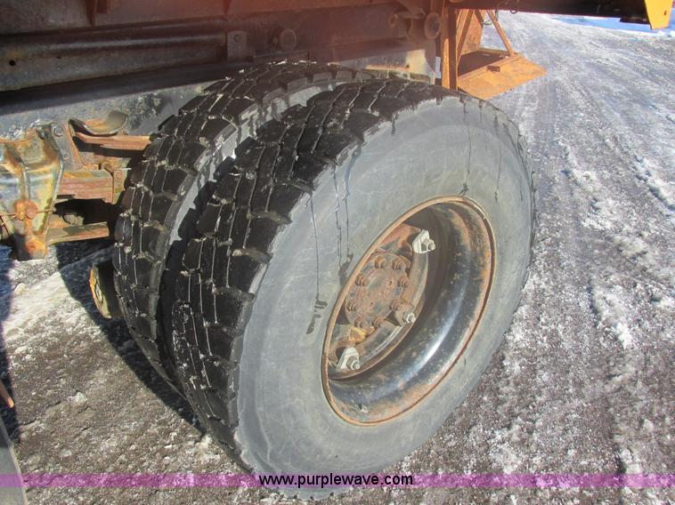 image for item E5277 1999 International 2554 dump truck