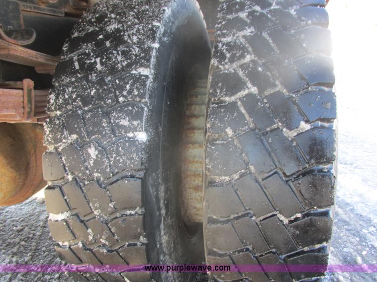 image for item E5277 1999 International 2554 dump truck