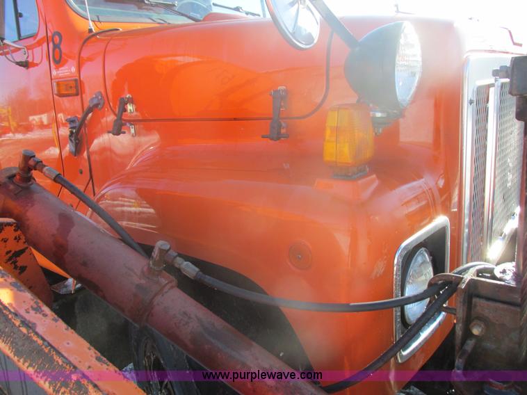 image for item E5277 1999 International 2554 dump truck