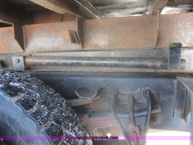 image for item E5277 1999 International 2554 dump truck