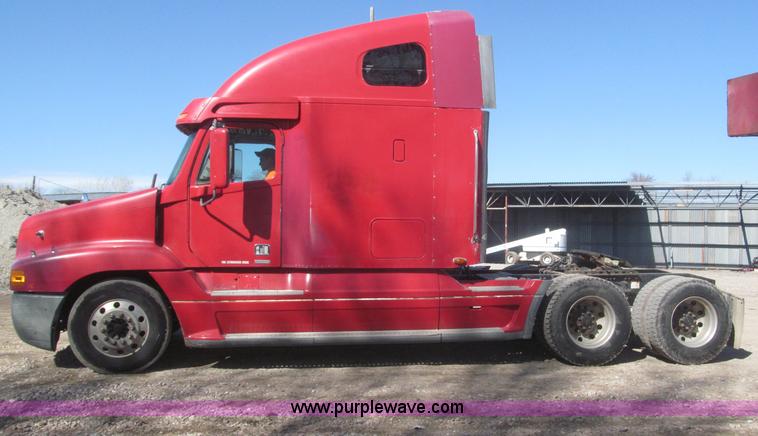 image for item F7259 2001 Freightliner Century Class ST120 semi truck