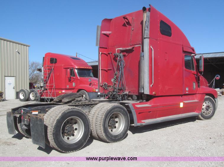 image for item F7259 2001 Freightliner Century Class ST120 semi truck