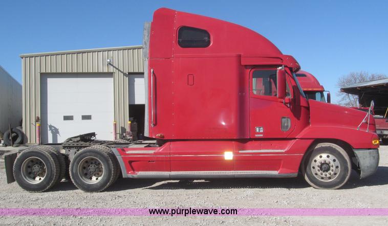 image for item F7259 2001 Freightliner Century Class ST120 semi truck