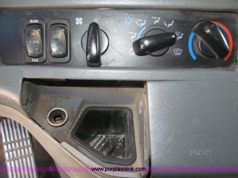 image for item F7259 2001 Freightliner Century Class ST120 semi truck