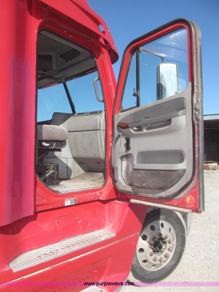 image for item F7259 2001 Freightliner Century Class ST120 semi truck