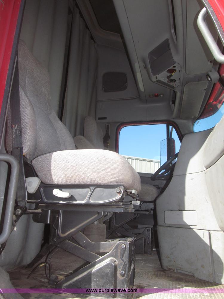 image for item F7259 2001 Freightliner Century Class ST120 semi truck