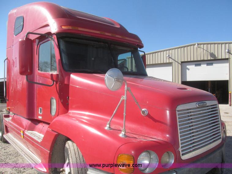image for item F7259 2001 Freightliner Century Class ST120 semi truck