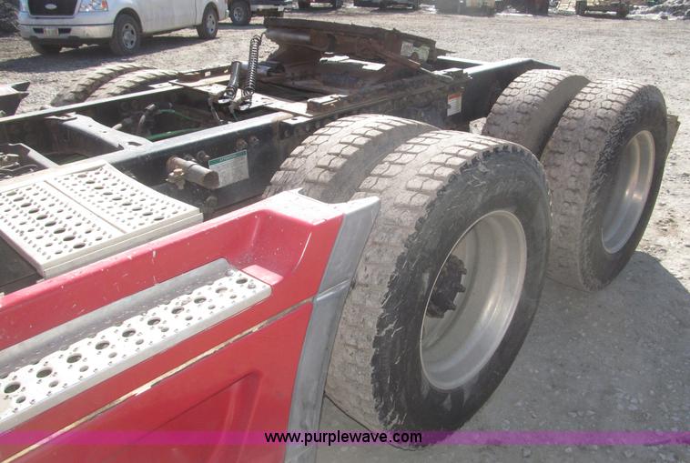 image for item F7259 2001 Freightliner Century Class ST120 semi truck