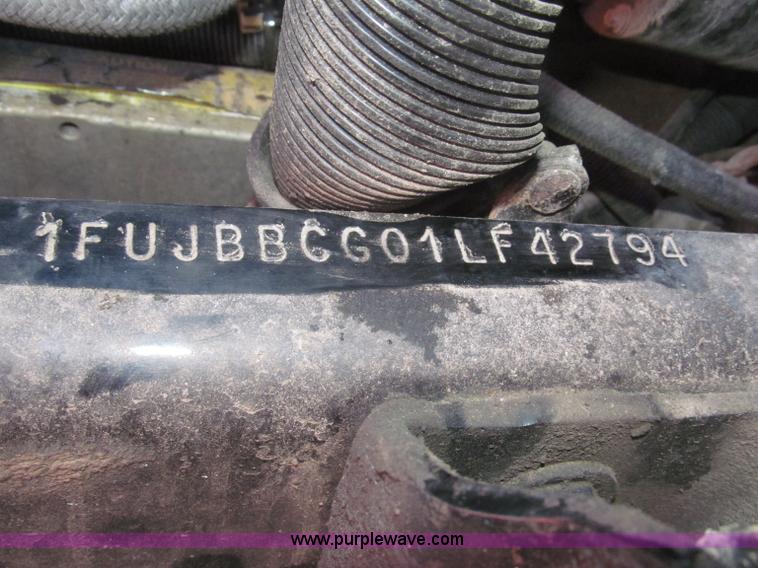 image for item F7259 2001 Freightliner Century Class ST120 semi truck