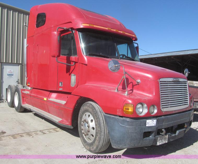 image for item F7260 2001 Freightliner Century Class ST120 semi truck