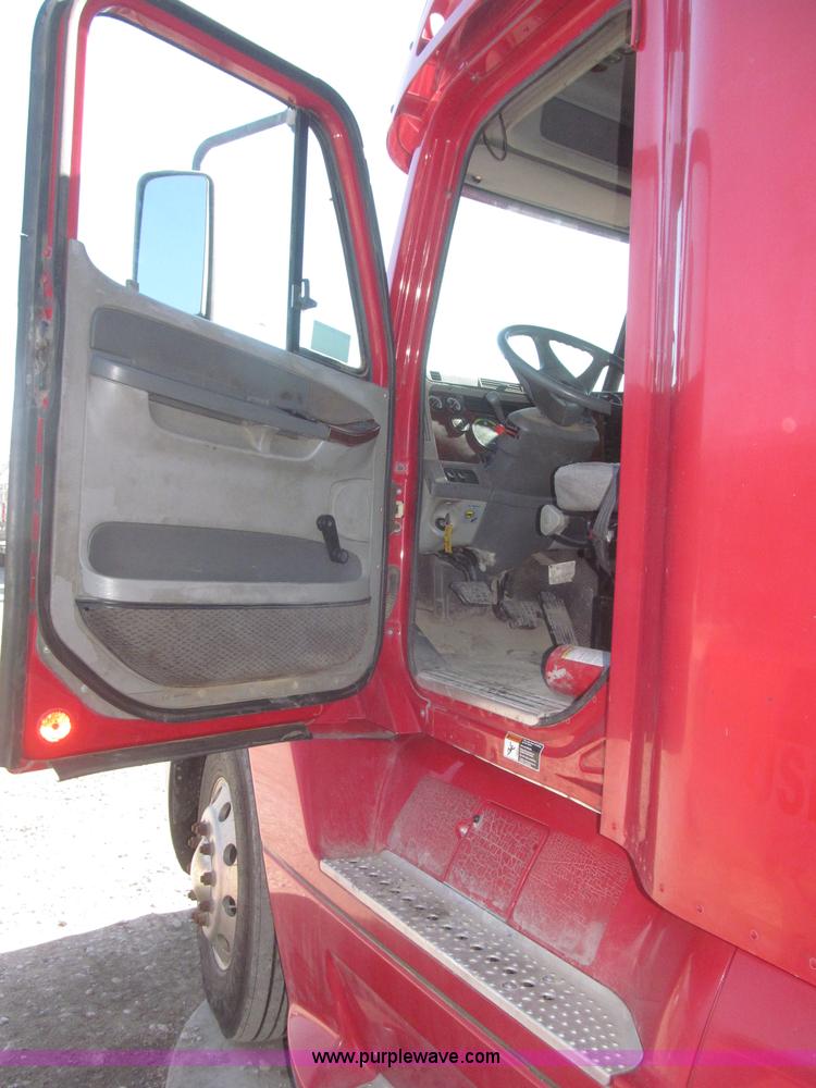 image for item F7260 2001 Freightliner Century Class ST120 semi truck