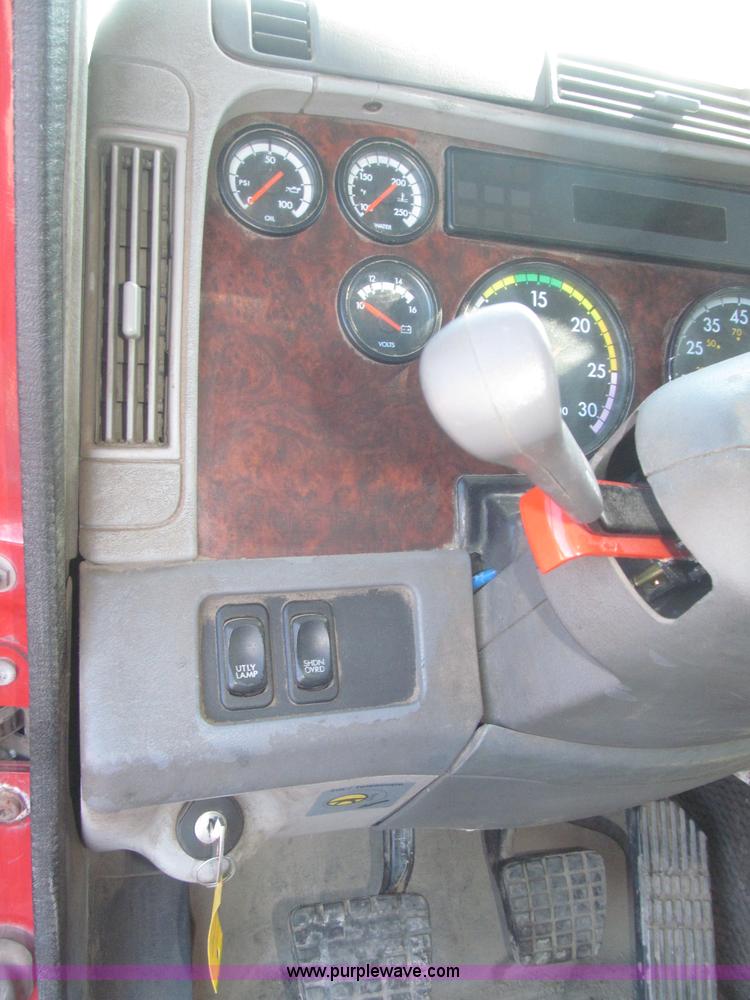 image for item F7260 2001 Freightliner Century Class ST120 semi truck