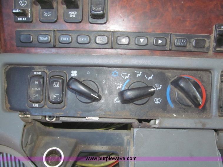 image for item F7260 2001 Freightliner Century Class ST120 semi truck